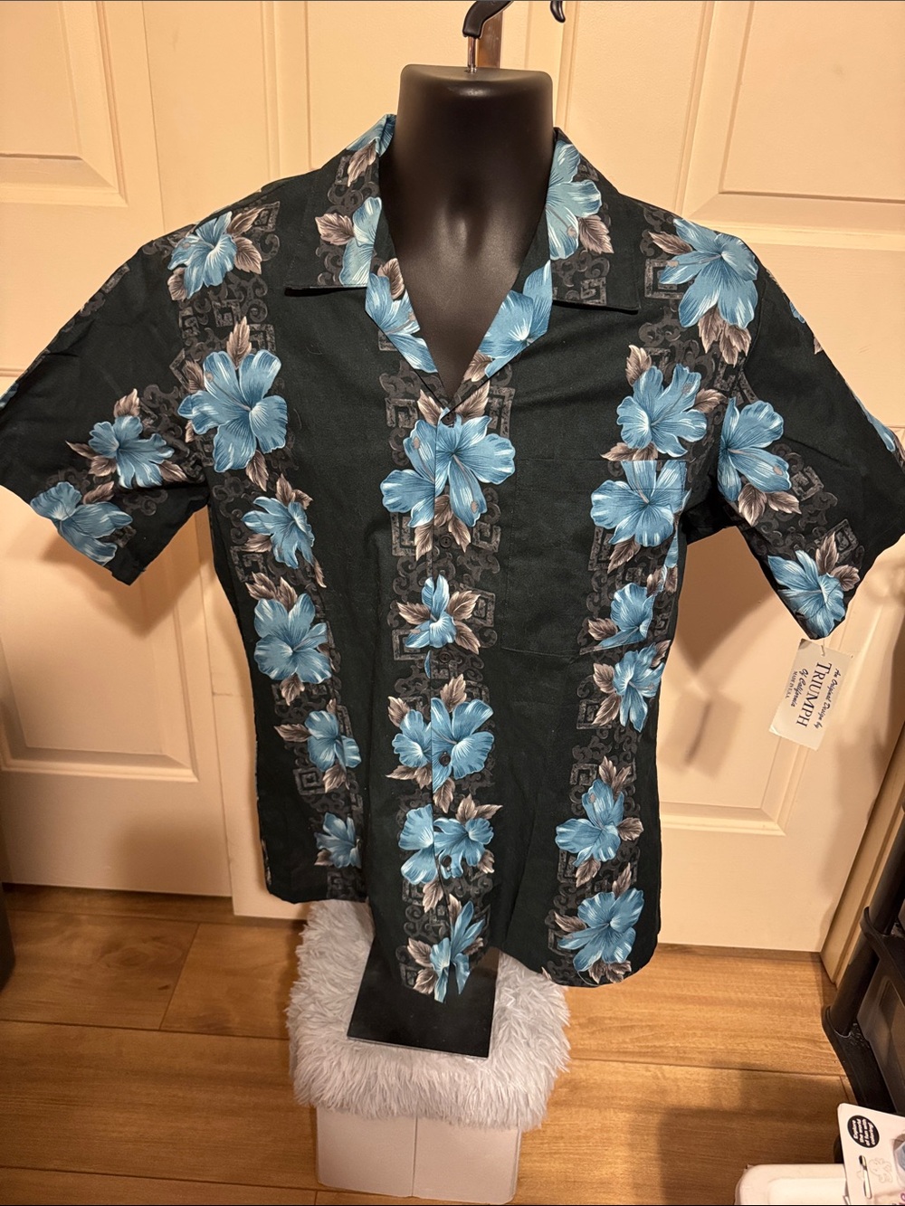 NWT Men's Black Hawaiian cotton Shirt with Blue Floral Print oversized, medium